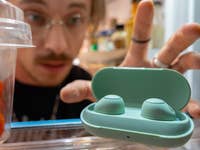 Redakteur Ben, der die Sony WF-C700N aus dem Kühlschrank nimmt.