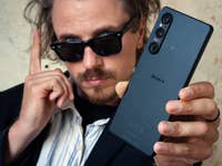 Ben, der das Xperia 1 Mark V in der Hand hält.