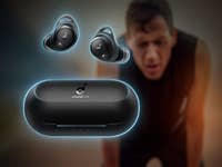 Drahtlose Ohrhörer und Ladehülle von Soundcore, mit verschwommener Hintergrundperson beim Trainieren.