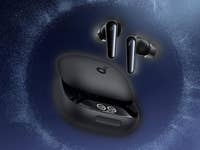 Schwarze Soundcore Liberty 4 Pro Kopfhörer und Ladeetui auf einem dunklen, strukturierten Hintergrund.