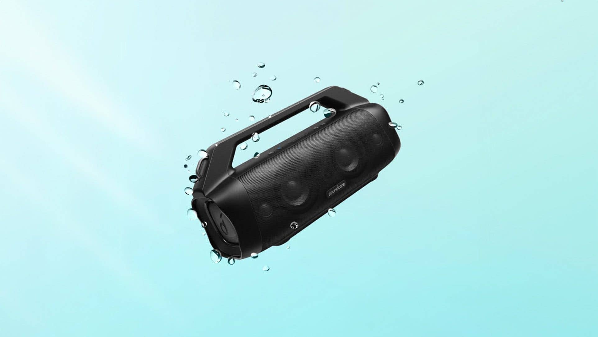 Ein schwarzer Anker Soundcore Motion Boom Plus Bluetooth-Lautsprecher, der im Wasser schwimmt.