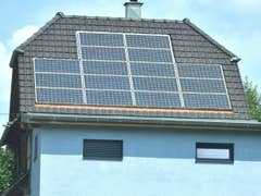 PV-Anlage auf Hausdach, Sinnbild Steuerbefreiung für PV-Anlage