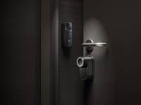 Smart Lock mit Tastatur an einer Tür montiert.