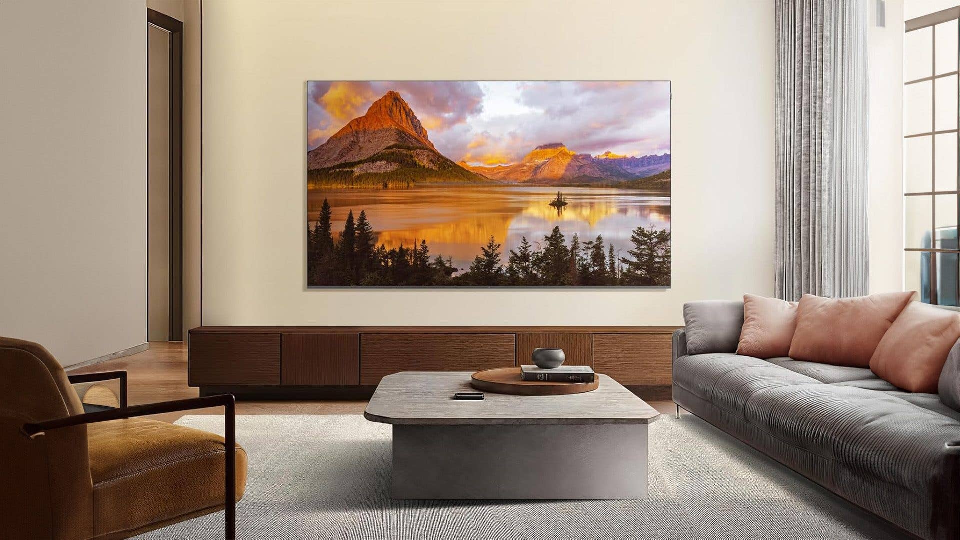 Ein modernes Wohnzimmer mit einem TCL-Fernseher, der eine malerische Berglandschaft zeigt.