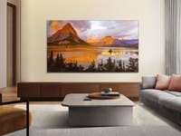 Ein modernes Wohnzimmer mit einem TCL-Fernseher, der eine malerische Berglandschaft zeigt.