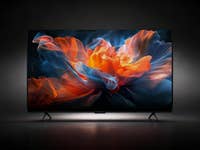 Ein TCL Smart-TV, der ein lebhaftes, farbenfrohes Blumendesign vor dunktem Hintergrund zeigt.
