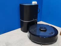 Der Tapo RV30 Max Plus steht an der Station