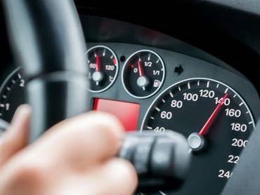 Nahaufnahme eines Armaturenbretts mit Geschwindigkeitsmesser und Lenkrad.