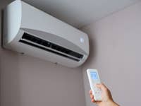 Klimaanlage, die mit einer Fernbedienung eingeschaltet wird