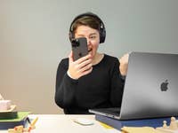 Camila reagiert wütend auf ihr iPhone in der Hand