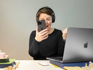 Camila reagiert wütend auf ihr iPhone in der Hand