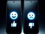 Zwei Smartphones zeigen ein lächelndes Gesicht mit Daumen hoch und ein trauriges Gesicht mit Daumen runter, symbolisieren Tops und Flops.