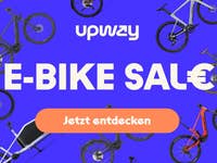E-Bike-Verkaufspromotion mit verschiedenen E-Bike-Modellen auf blauem Hintergrund. Text: 'E-BIKE SALE' und 'Jetzt entdecken'.