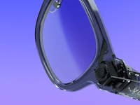 Nahaufnahme der VIVE Eagle Gray Smartbrille vor einem lila Farbverlauf.