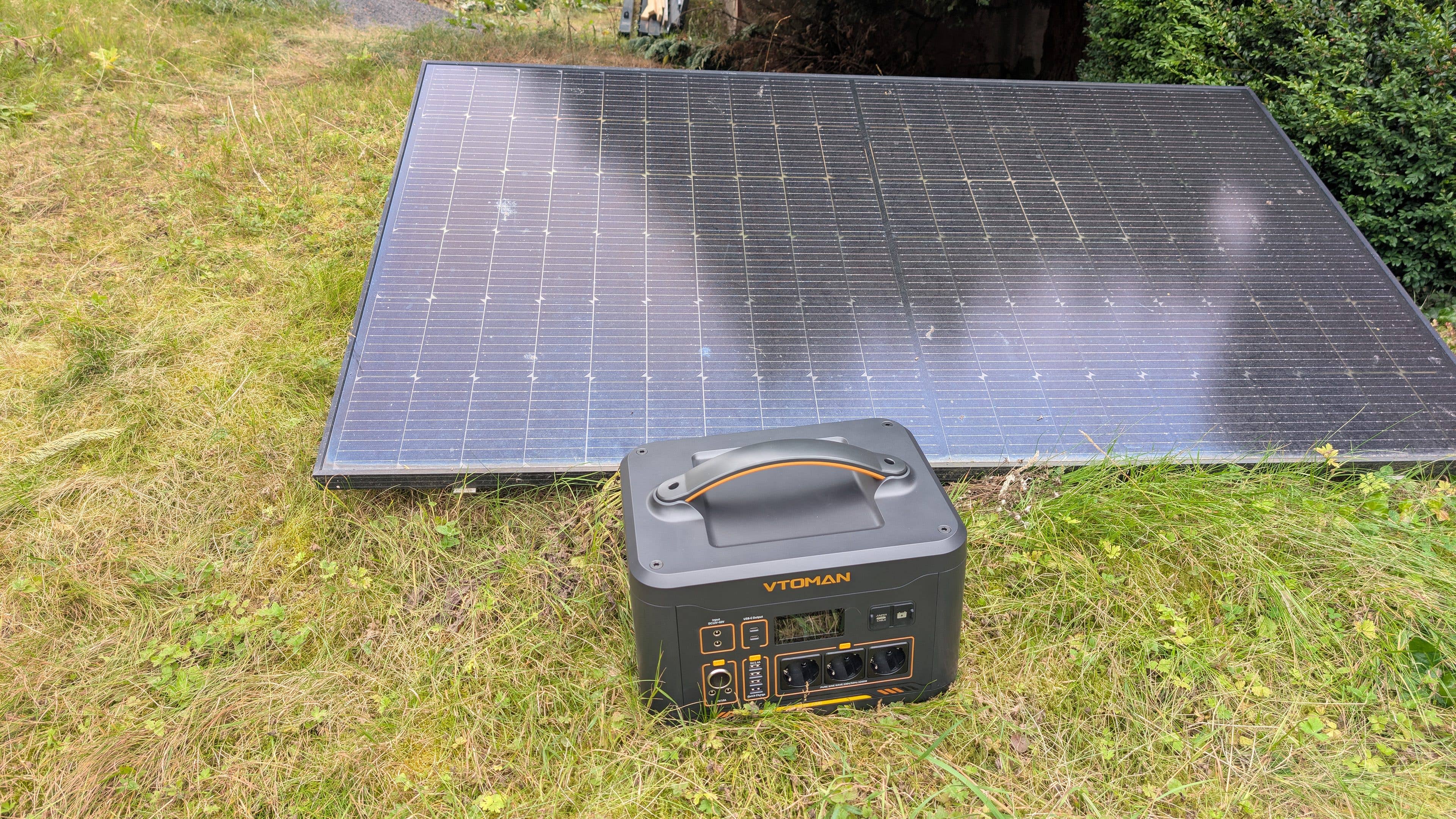 VTOMAN Jump 2200mit Solarmodul im Hintergrund