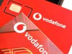 Vodafone SIM-Karten auf rotem Hintergrund mit dem Vodafone-Logo.