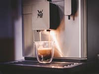 Eine WMF-Kaffeemaschine, die Espresso in ein Glas ausgibt.
