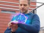 Ein Mann benutzt eine Smartwatch mit einem leuchtenden 'AI'-Symbol, das eine KI-Coaching-Funktion andeutet.