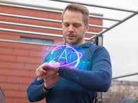 Ein Mann benutzt eine Smartwatch mit einem leuchtenden 'AI'-Symbol, das eine KI-Coaching-Funktion andeutet.