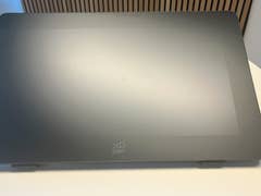 Ein schwarzes XPPen Artist 24 Pro Grafiktablett auf einem weißen Tisch.