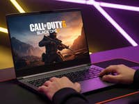 Eine Person spielt Call of Duty 6: Black Ops auf einem Laptop.