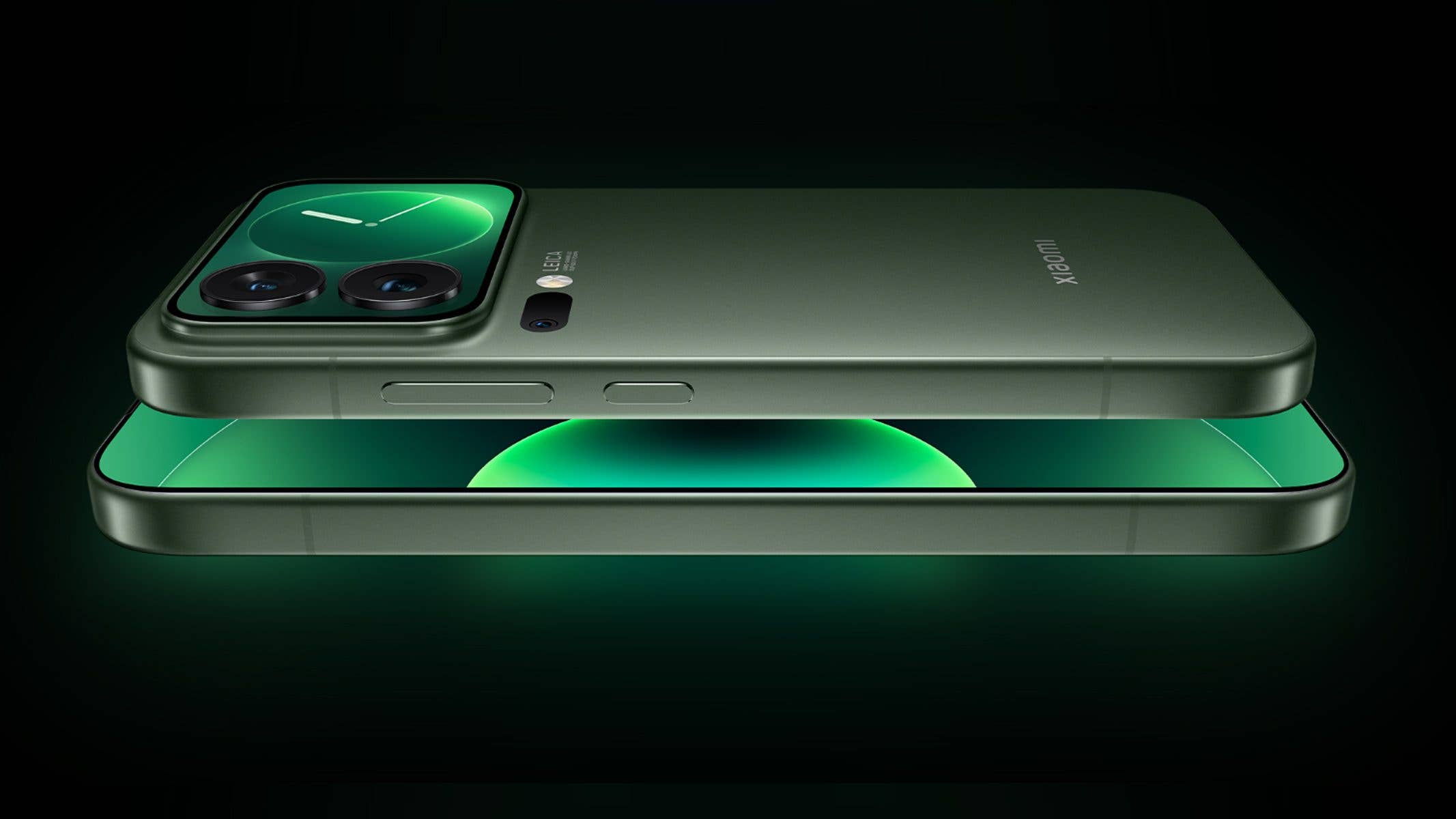 Ein Xiaomi 17 Pro Max Smartphone in Grün aus seitlicher Perspektive mit schlankem Design.