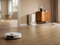 Xiaomi Robot Vacuum X20+ saugt in einem Wohnzimmer