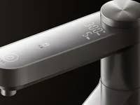 Xiaomi Mijia Wasserfilter Pro Wasserhahn mit Touchscreen-Anzeige, die Wassertemperatur und Durchflussrate anzeigt.