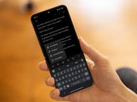 Eine Person hält ein Smartphone, das Xiaomi HyperOS AI Notes mit Optionen wie AI-Zusammenfassung und AI-Korrektur lesen anzeigt.