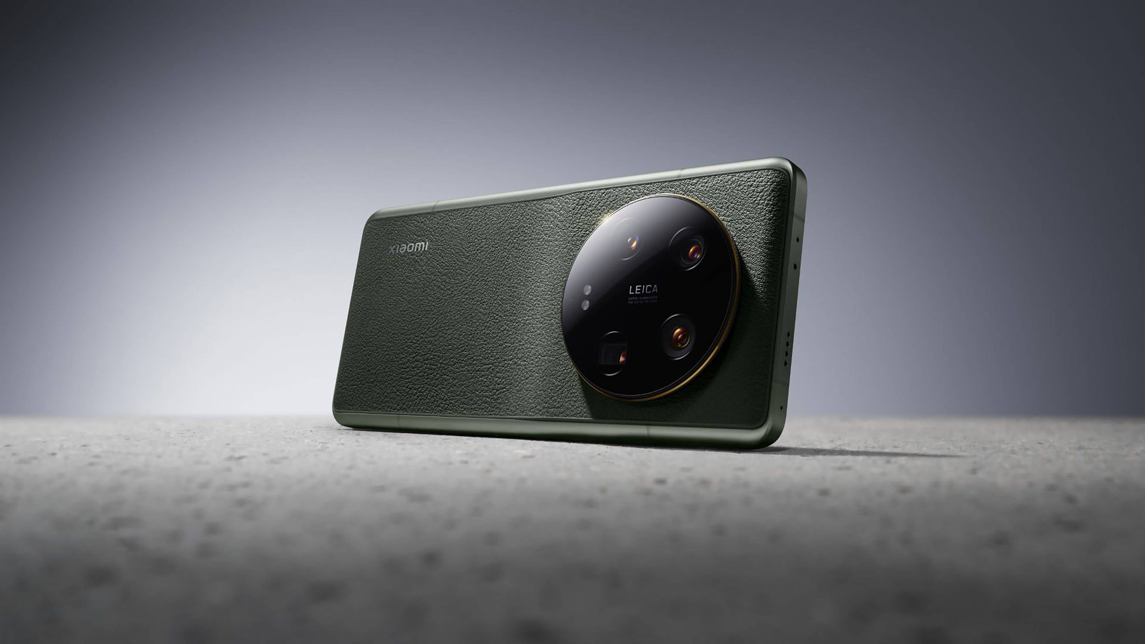 Mit der auffälligen Kamerasektion und der Lederoptik ist das Xiaomi 13 Ultra ein echter Hingucker. Xiaomi 13 Ultra quer vor grauem Hintergrund mit Leica-Cam vorne