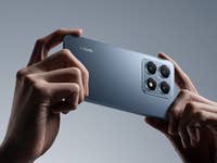 Eine Person hält ein Xiaomi 14T-Smartphone und zeigt dessen schlankes Design und Kameraeigenschaften.