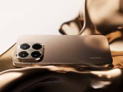 Xiaomi 15T Pro Smartphone auf einer glatten, goldenen Oberfläche.