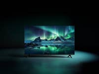 Ein Xiaomi-Fernseher zeigt eine lebendige Nordlichtszene in dunkler Umgebung.