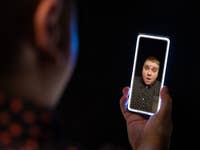 Bild von Antoine, der im Dunkeln mit einem Xiaomi-Handy einen Videocall durchführt