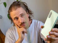 Ben, der das Xperia 10 V in der Hand hält.