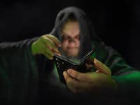 Magier Antoine hält ein aufgeklapptes Samsung Galaxy Z Fold 5