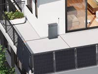 Zendure AIO 2400 an der Wand und verkabelt auf einem Balkon