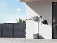 Zendure Hub 2000 mit AB2000-Batterie und Wechselrichter an der Wand