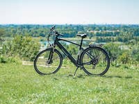 Zündapp Z810 E-Trekkingrad auf einer Wiese