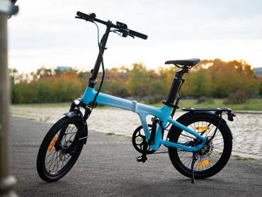 Das Ado Air 20 Ultra in einem Park.