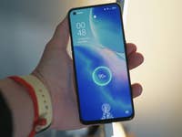 Ein Smartphone beim Aufladen