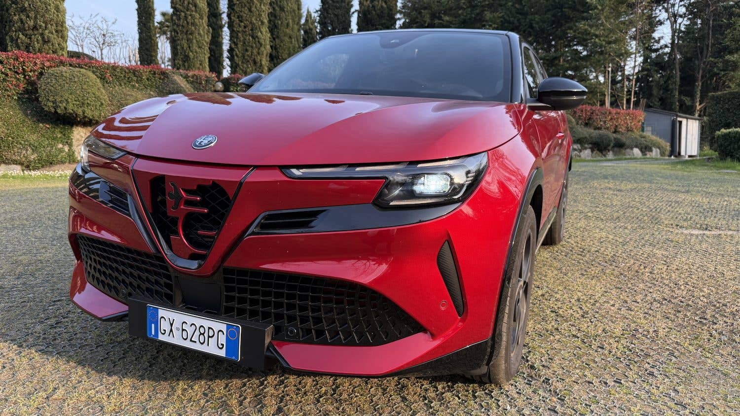 Alfa Romeo Junior Elektro Intensa in der Frontansicht.