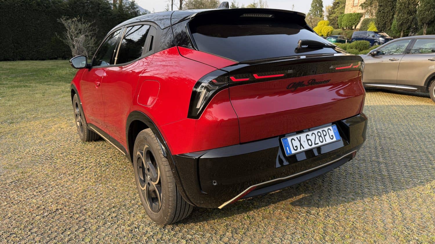 Heckansicht des Alfa Romeo Junior Elektro Intensa.