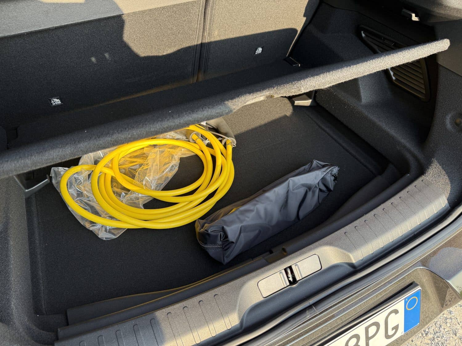 Zusätzlicher Stauraum im Kofferraum-Unterboden des Alfa Romeo Junior Elektro Intensa.