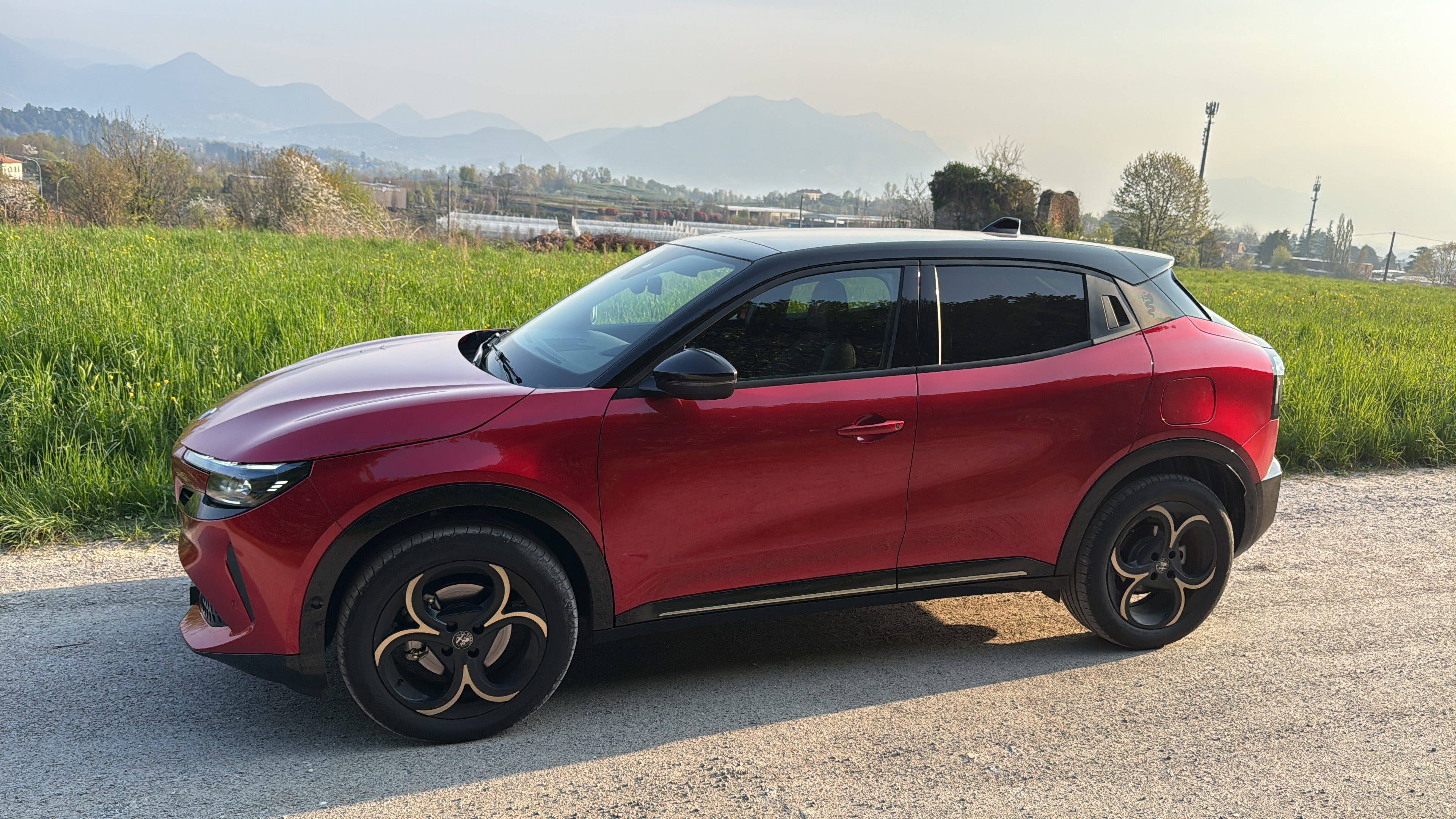 Alfa Romeo Junior Elektro Intensa in der Seitenansicht.