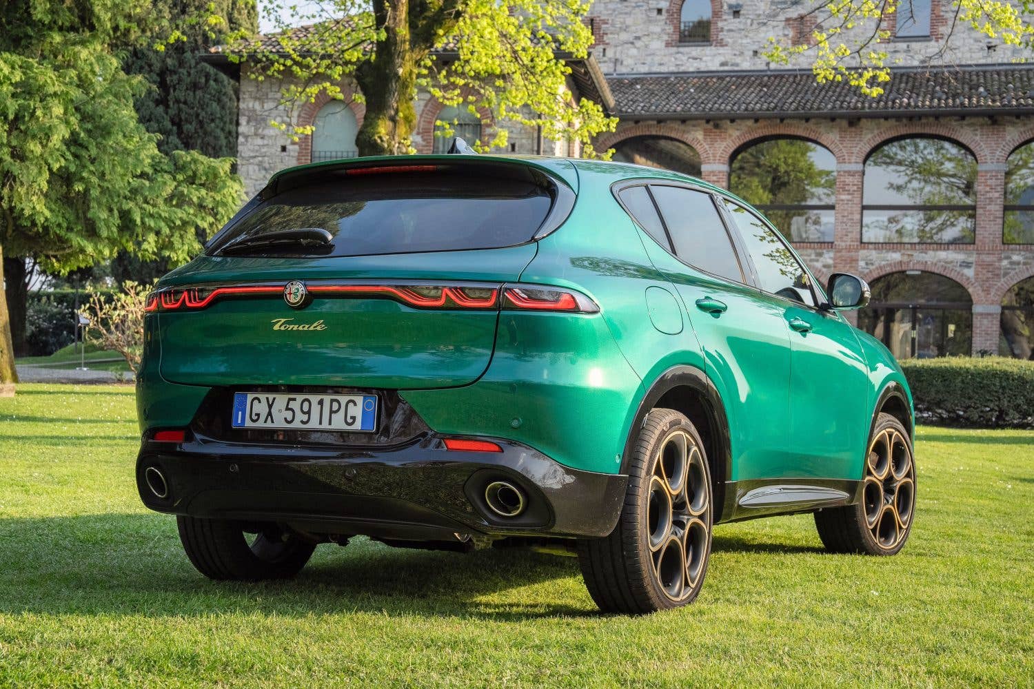 Alfa Romeo Tonale Intensa Plug-in-Hybrid in der Heckansicht.