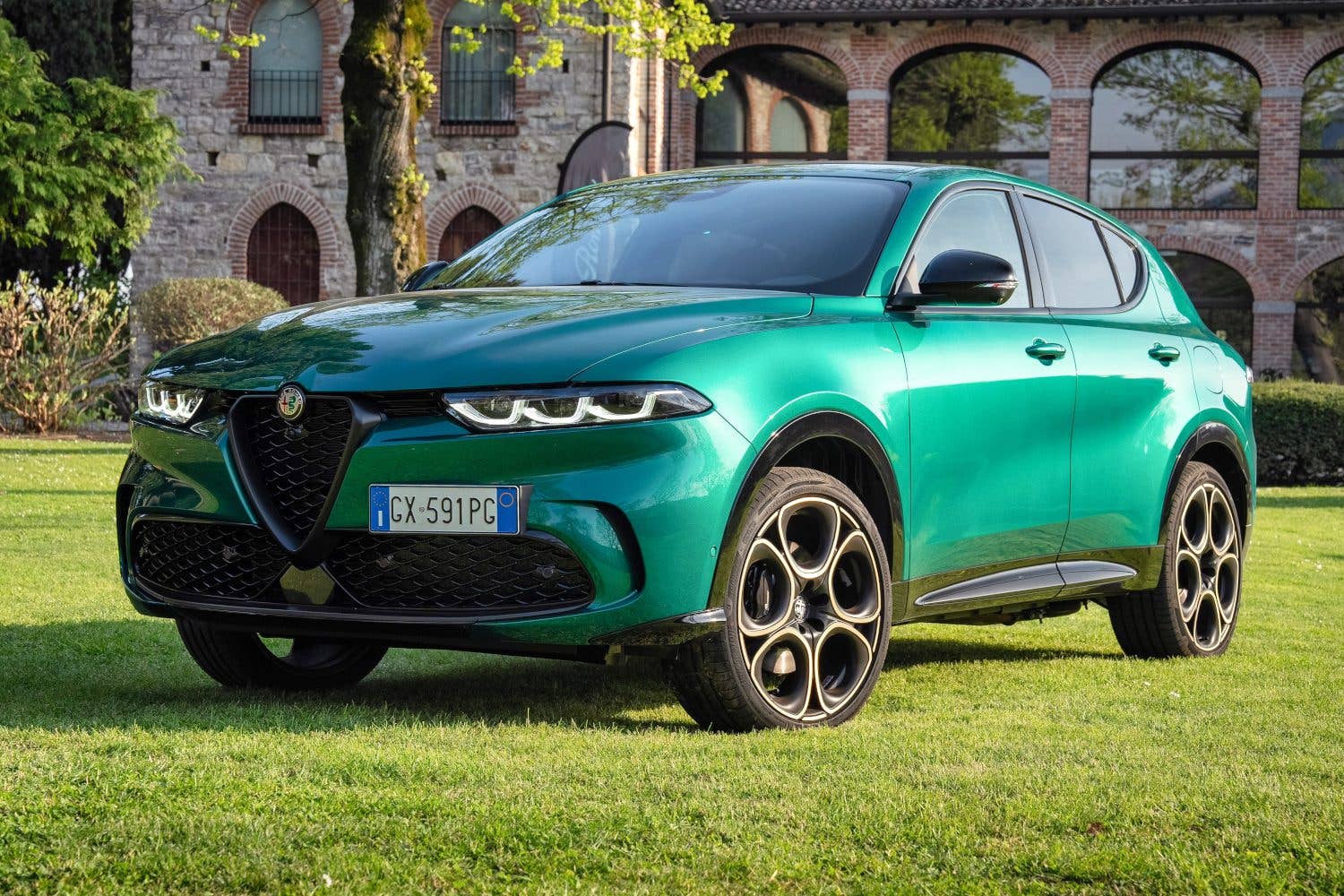 Frontasicht des Alfa Romeo Tonale Intensa PHEV.