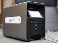 Ein AlphaESS Vitapower Balkonkraftwerk-Speicher-Gerät mit Bedienfeld auf einer Steinoberfläche.