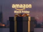 Schwarzes Geschenk vor einer Stadtkulisse. Darüber sieht man das Amazon-Logo und einen "Black Friday"-Schriftzug.