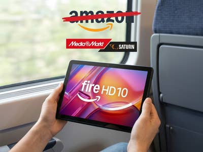 Eine Person hält ein Tablet mit der Aufschrift "fire Hd 10" in den Händen und befindet sich in einem fahrenden Zug.